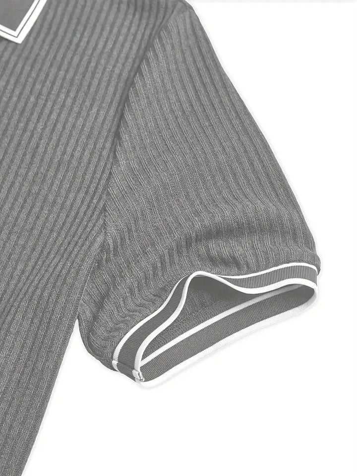 Frederik | Herren Stilfuld Ribbet Poloshirt med Kontrastdetaljer | Til Sommer & Elegance