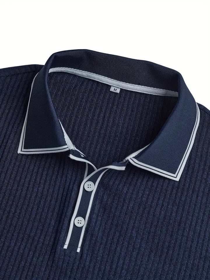 Frederik | Herren Stilfuld Ribbet Poloshirt med Kontrastdetaljer | Til Sommer & Elegance