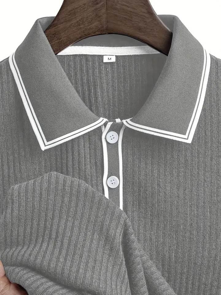 Frederik | Herren Stilfuld Ribbet Poloshirt med Kontrastdetaljer | Til Sommer & Elegance
