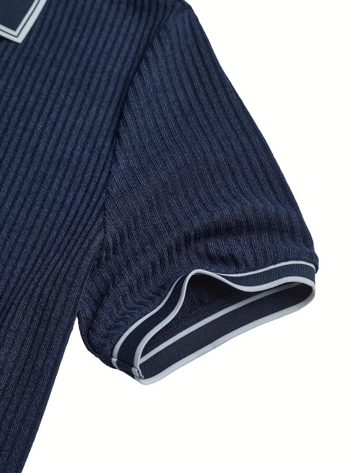 Frederik | Herren Stilfuld Ribbet Poloshirt med Kontrastdetaljer | Til Sommer & Elegance